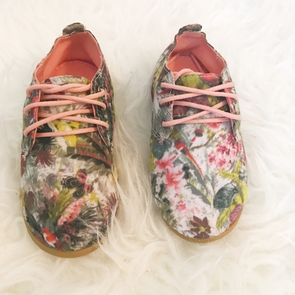 SOLD ✨ Zara Baby Flower Print Lace Up Shoes size 3