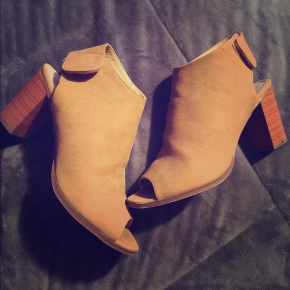 Open toe nude shoes camel shoes