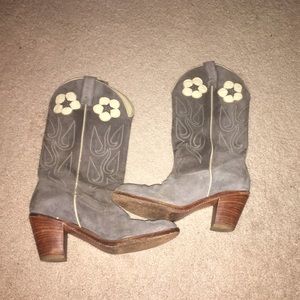 Amazing grey suede cowgirl boots