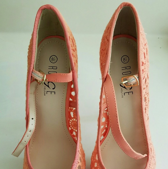 New salmon Roger size 8 1/2 high heels - Picture 2 of 3