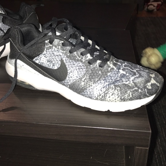 Nike air max siren size 7.5 women's sneaker