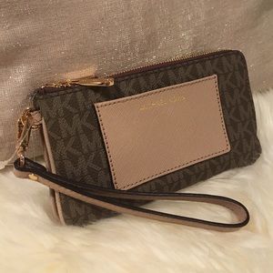 ❤️️❤️️❤️️NWT MICHAEL KORS wristlet mocha/bisque
