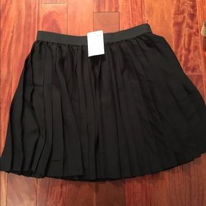 ✨NWT✨ H&M Black Pleated Skirt