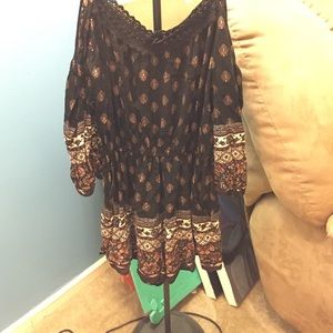 Patterned romper. Cold shoulder.