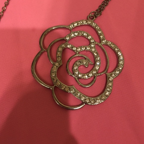 Flower shaped necklace - Picture 2 of 5