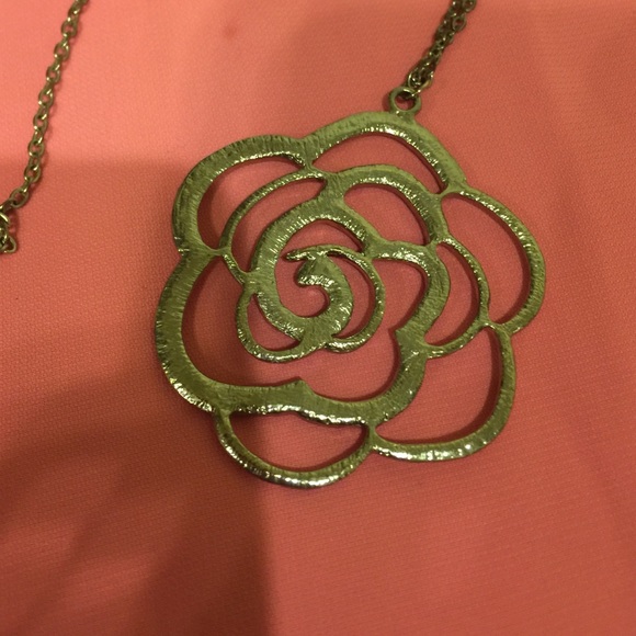 Flower shaped necklace - Picture 3 of 5