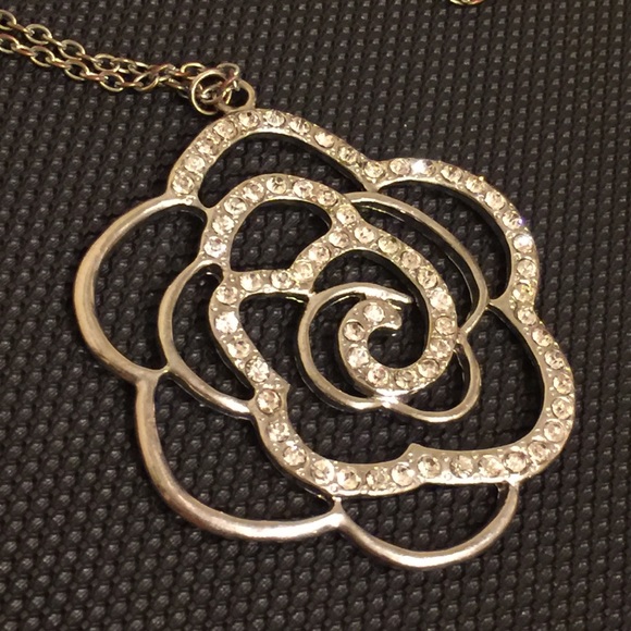 Flower shaped necklace - Picture 4 of 5