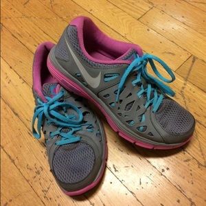 Womens 8.5 Nike running shoes