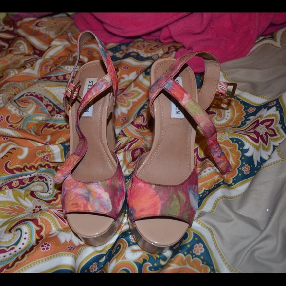 Peep toe Steve Madden heels