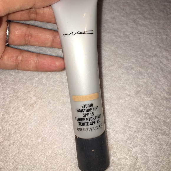 MAC studio moisture tint SPF15 in medium dark