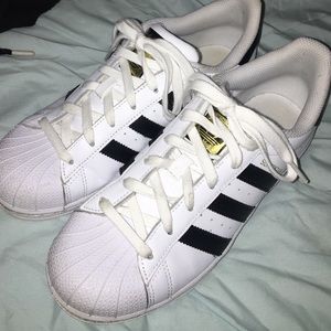 Adidas superstars 🖤✨