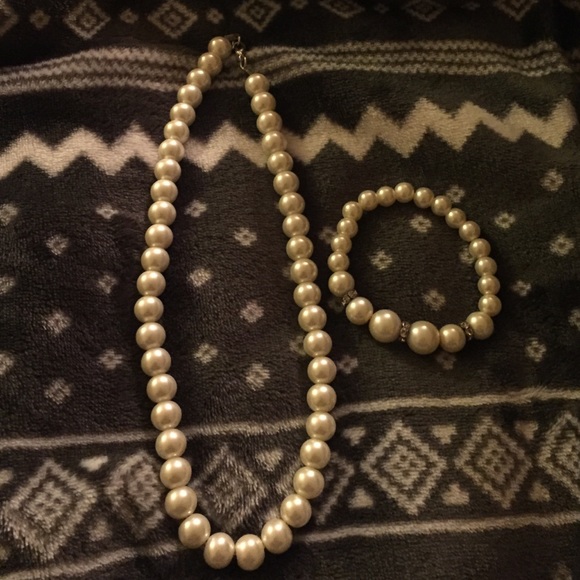 Pearl necklace and bracelet set