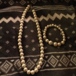 Pearl necklace and bracelet set