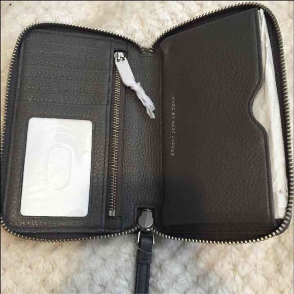 ❗️SOLD❗️Marc by Marc Jacobs wristlet - Picture 2 of 2