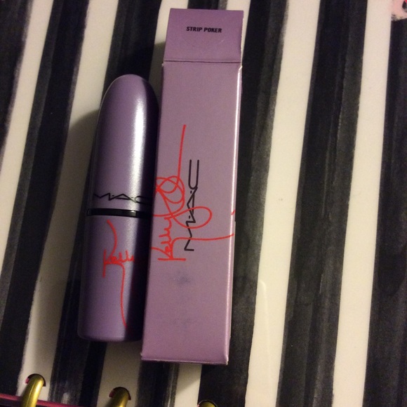 MAC Kelly Osbourne "Strip Poker"