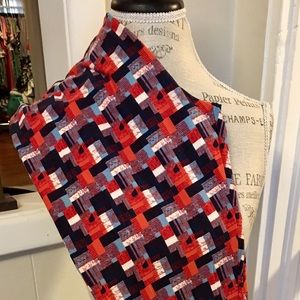 LulaRoe tall and Curvy printed leggings fits 12-22