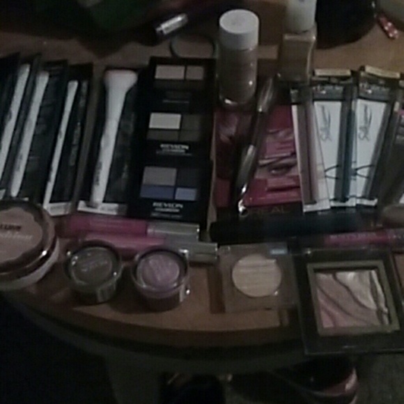 Tons of new make up & brushes great lipgloss - Picture 1 of 2
