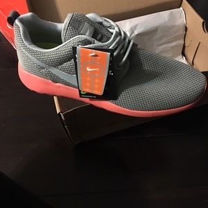 Nike roshe NWT sz 9 woman's
