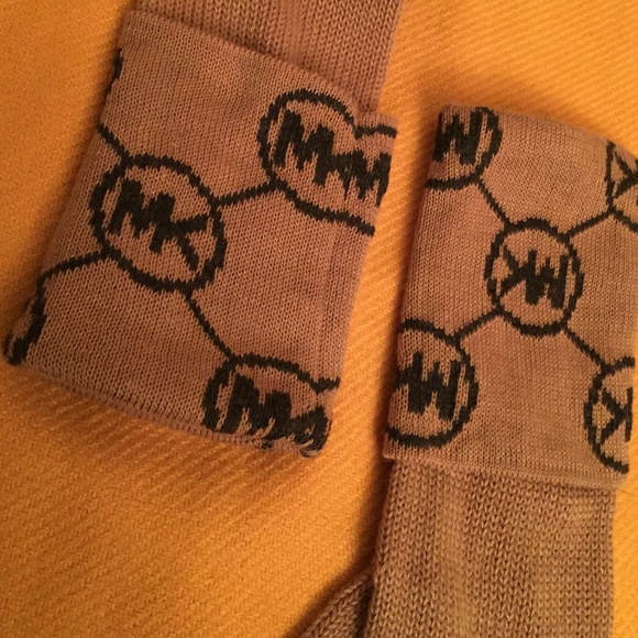 ONLY 1 PR! ❄️MICHAEL Michael Kors Gloves❄️ - Picture 2 of 4