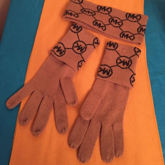 ONLY 1 PR! ❄️MICHAEL Michael Kors Gloves❄️ - Picture 4 of 4