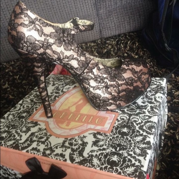 Black and nude lace heel