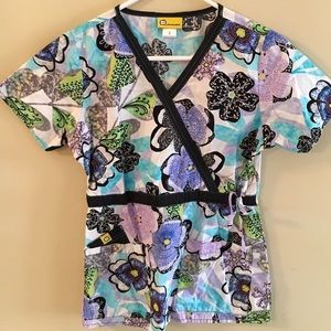 Wonder wink scrub top