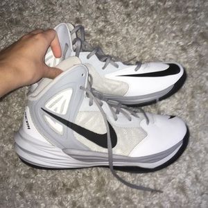 Women's basketball shoe