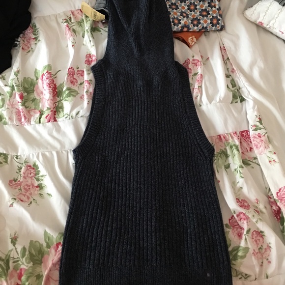 Turtle neck sleeveless