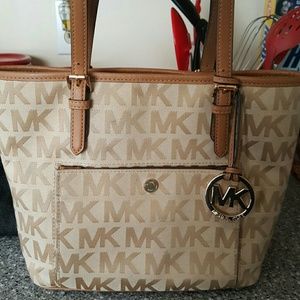 AUTHENTIC MICHAEL KORS SHOULDER BAG