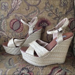 Must sell by Tues.! ⬆️ Steve Madden Wedges