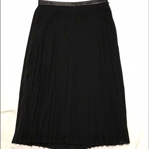 Gorgeous midi skirt with leather trim