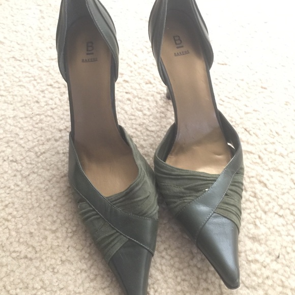 Bakers Olive pumps. Size 9. Wore 2xs