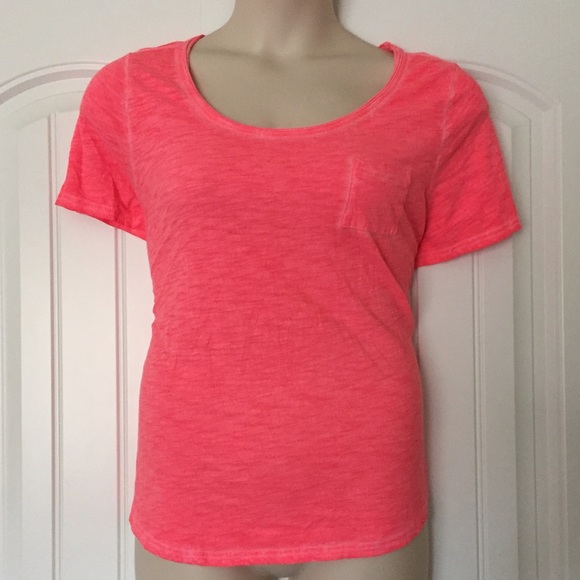 Neon pink scoop neck pocket tee