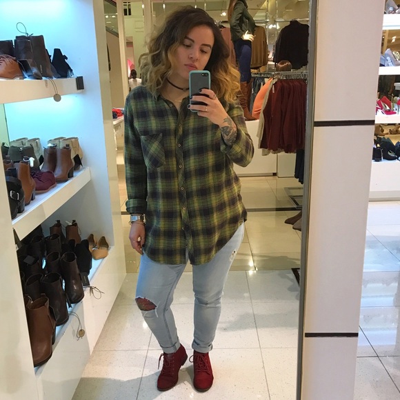 Meet your Posher, Lindsey 💕 - Picture 2 of 2