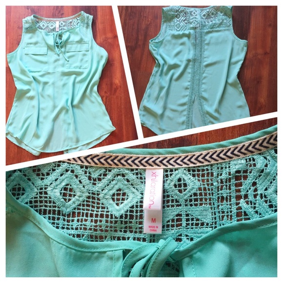 ☘️Mint green sleeveless top with lace back