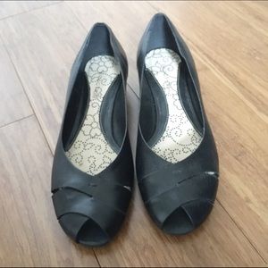Kenneth Cole Reaction black peep toe kitty heels