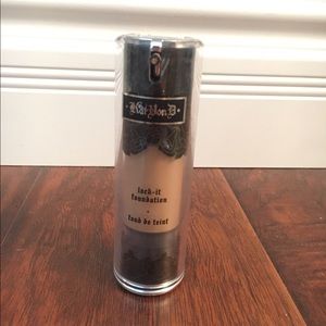 Kat Von D lock-it foundation