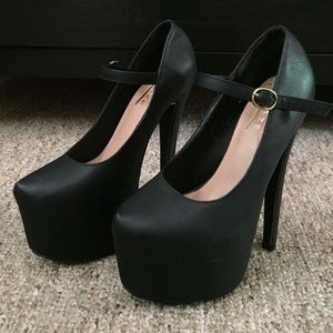 6-inch black platform pumps