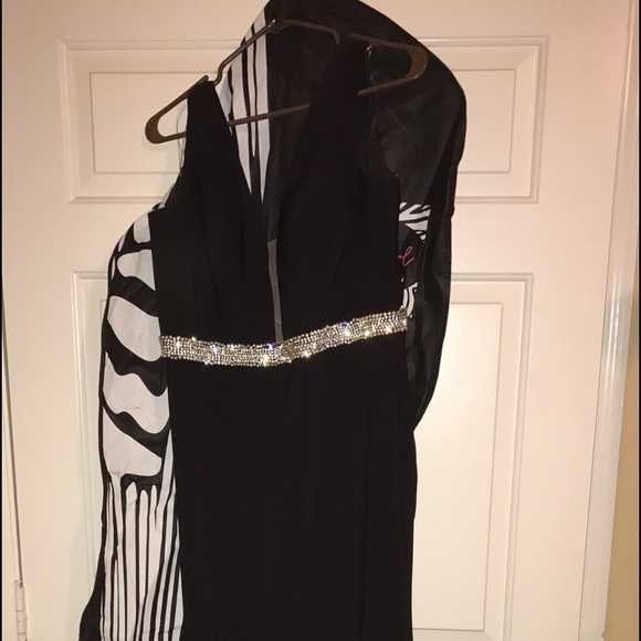 Long black sleeveless prom dress w/ slit