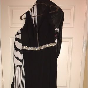 Long black sleeveless prom dress w/ slit