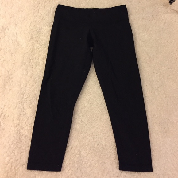 Lululemon Sz 6 Black Wunder Under Crops VGUC