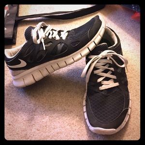 Nike Free Run 2 - WMN sz 6 Black/White 👟