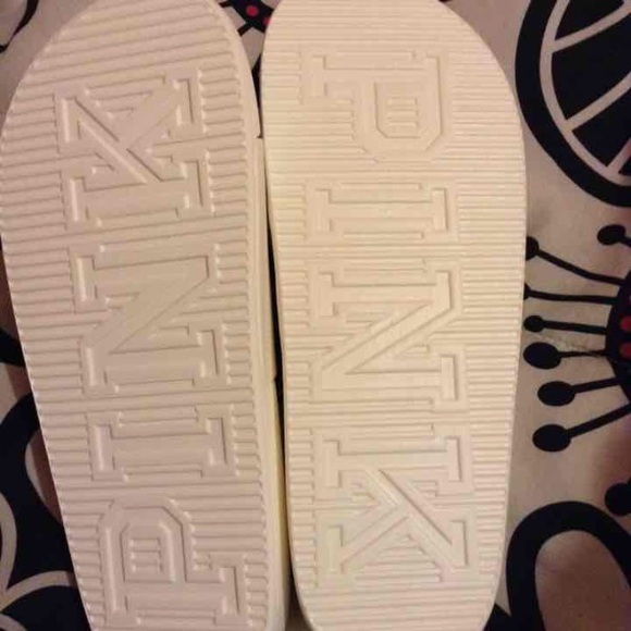 ISO VS PINK slippers - Picture 2 of 2