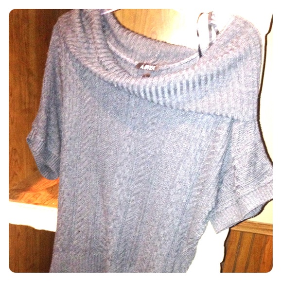 Short sleeve sweater