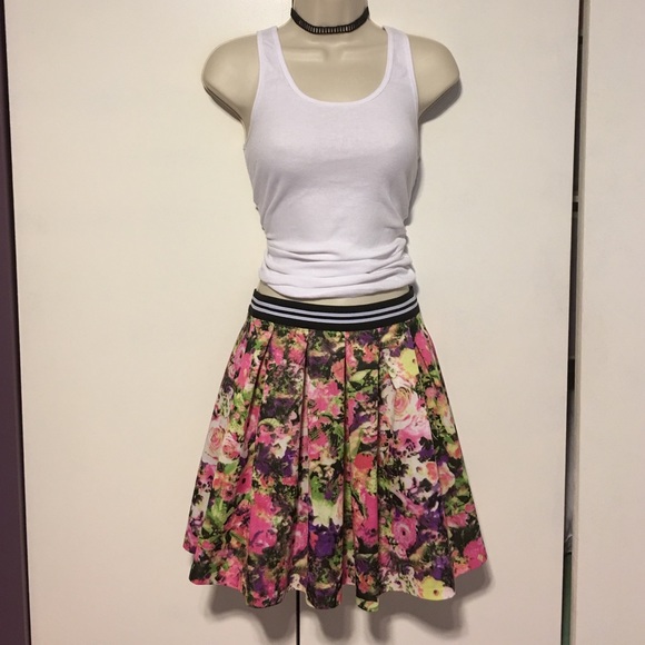 Fun Aqua skirt from Bloomingdales. Size S, EUC.