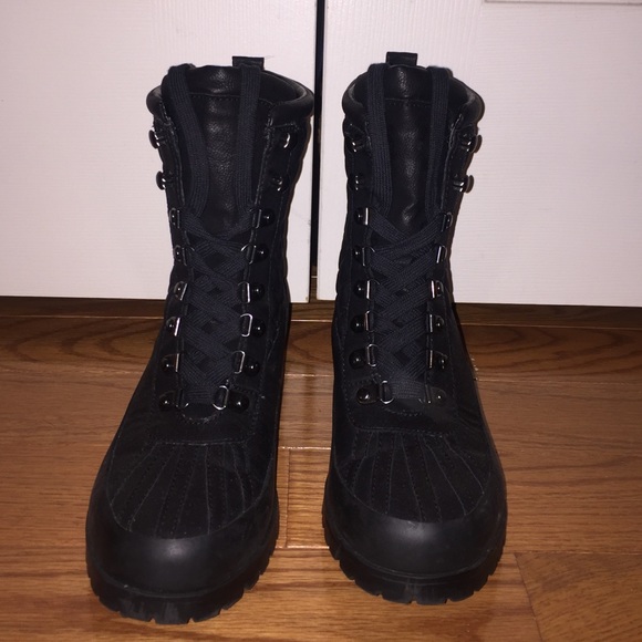 Black snow boot