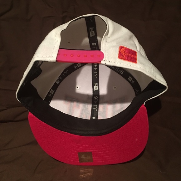 Snap back hat - Picture 2 of 3