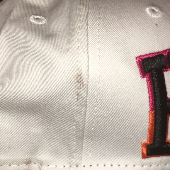 Snap back hat - Picture 3 of 3