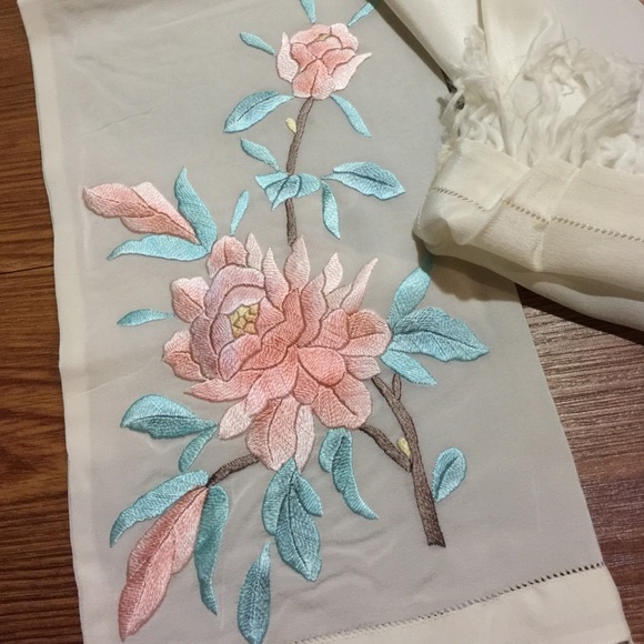 100% silk hand embroidered scarf - Picture 3 of 4