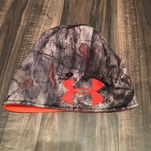 UA camo/orange reversible beanie.